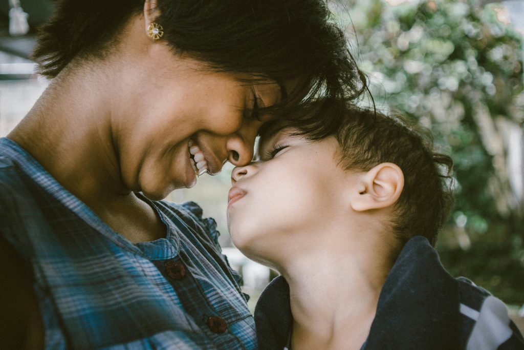 construire une relation de confiance et affective avec son enfant pour un développement émotionnel épanoui
